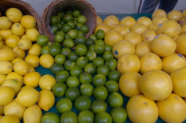 Lemons,_limes_and_pomelos_at_the_market