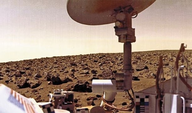 Viking 2 photographs a pink Martian sky, due to dust hanging in the atmosphere (1976)