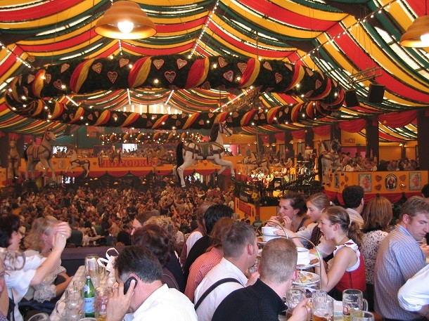 Oktoberfest_inside_Hippodrom