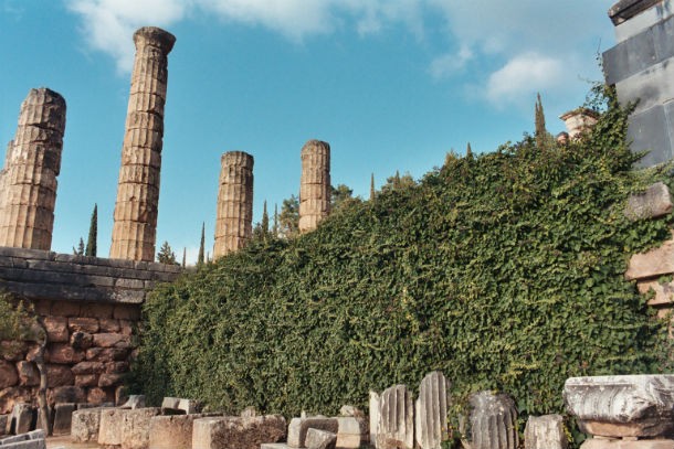 Temple_of_Apollo_at_Delphi_from_below_with_ivy
