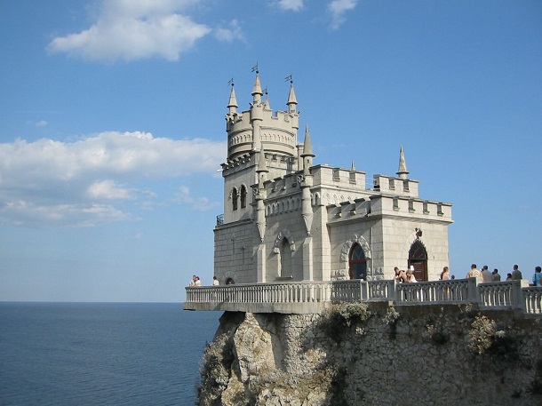 The_Swallow's_Nest_castle_on_the_Aurora_cliffs_of_cape_Ai-Todor
