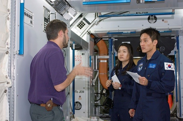 Korean_astronauts-Space_station_training