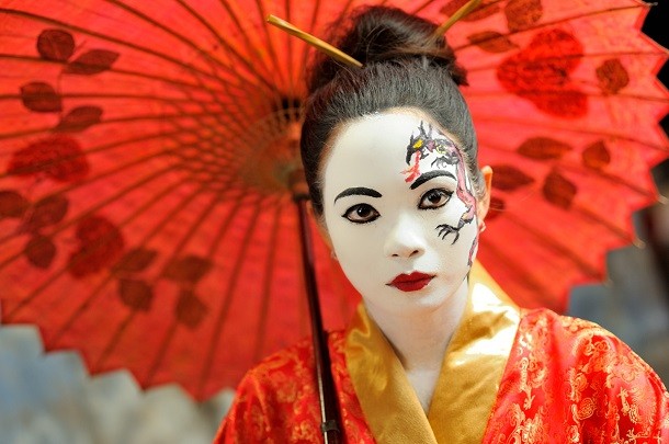 Woman_wearing_dramatic_Japanese_style_make-up