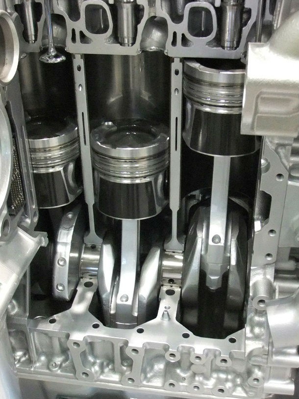 Internal_combustion_engine_pistons_of_partial_cross-sectional_view