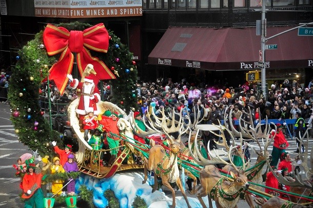 Santa_Claus_arrives at macy's thanksgiving day parade