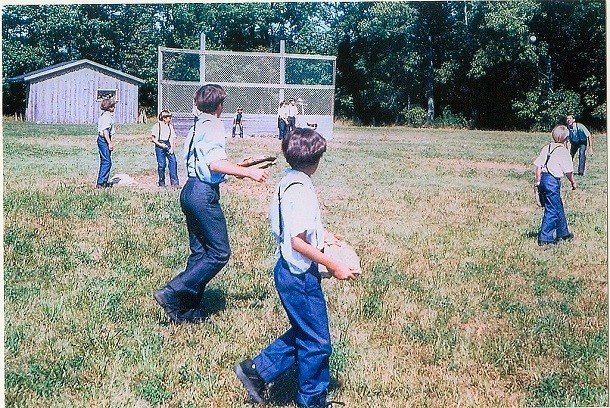Amish_children_playing_baseball,_Lyndonville_NY