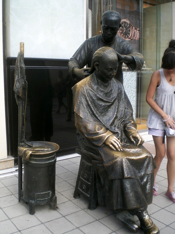 BJ_北京_Beijing_王府井大街_Wangfujing_Street_outdoor_sculpture_figures_Barber_Customer_Aug-2010