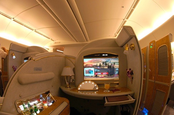 Emirates_Boeing_777-200LR_First_Class_Suite