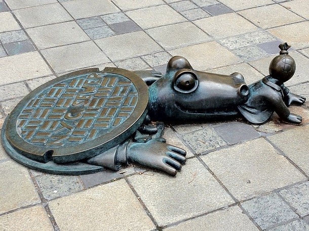 brooklyn-street-art - alligator eating baby