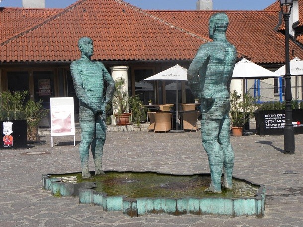 The Peeing Statues