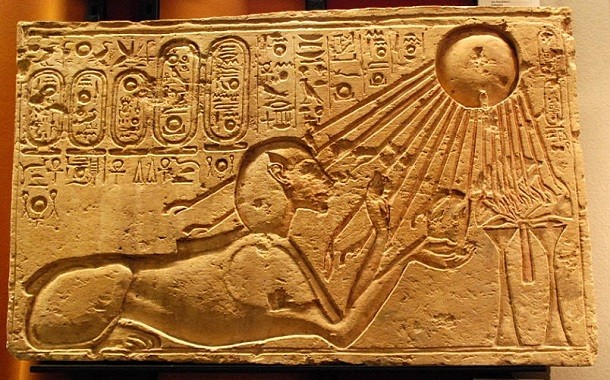 Akhenaten_as_a_Sphinx_(Kestner_Museum)