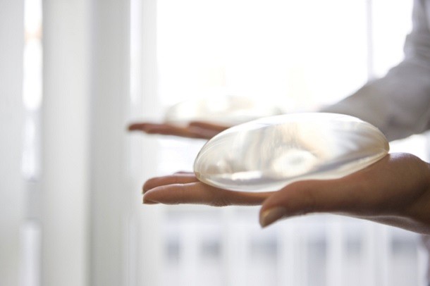 Breast_implants_in_hand