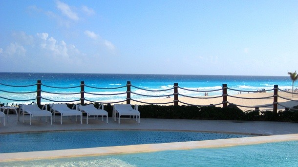 Infinity_Pool_at_the_Cancun_Caribe_Park_Royal_Grand_Hotel_&_Resort