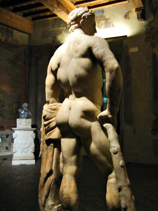 statue with butt exposed
