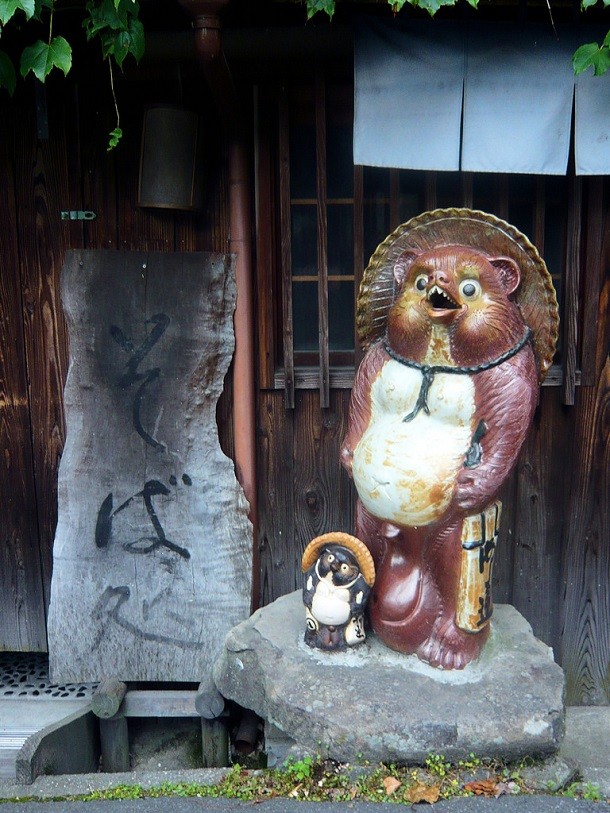 tanuki statue