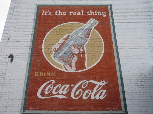 Coca_Cola_ad_ca._1943