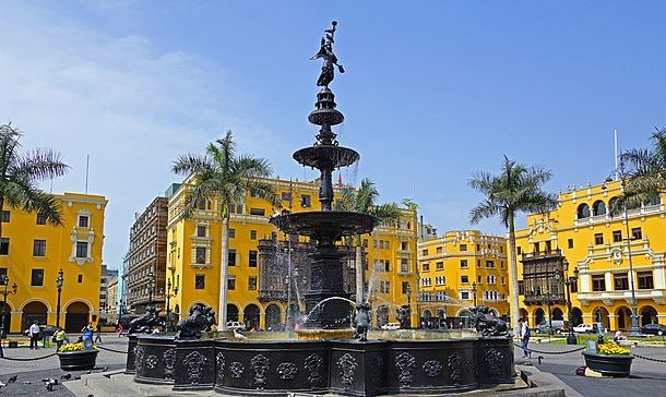 Fountain_-_Plaza_Mayor_(Lima)