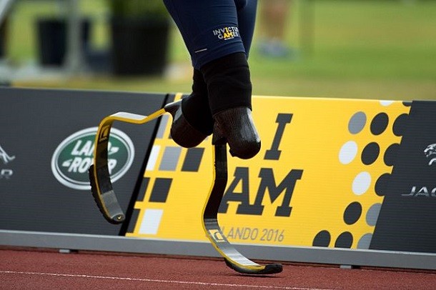 A_runner_with_a_pair_of_running_blades_runs_past_the_2016_Invictus_Games