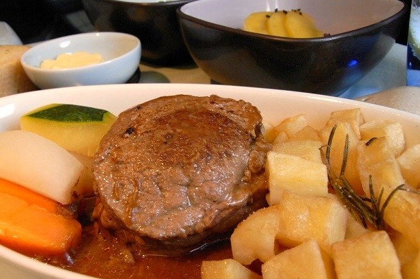Grilled_beef_tenderloin_with_port_wine_sauce_roasted_rosemary_potatoes_carrots_and_zuchini.