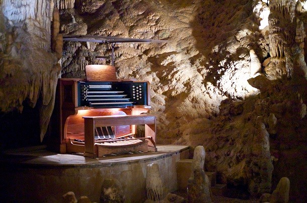 Stalacpipe_Organ_booth_at_Luray_Caverns