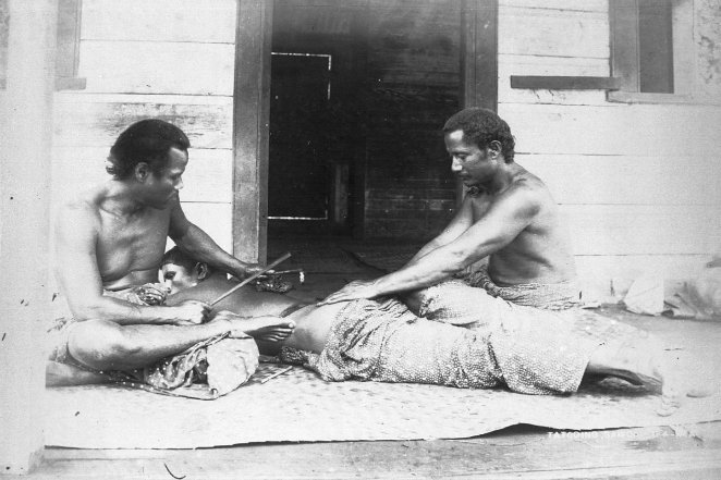 1200px-Samoan_tatau_-_tattooing_circa_1895_-_photo_Thomas_Andrew
