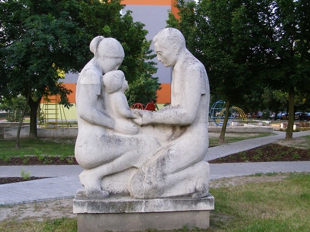 Parents_with_child_Statue_Hrobakova_street_Bratislava
