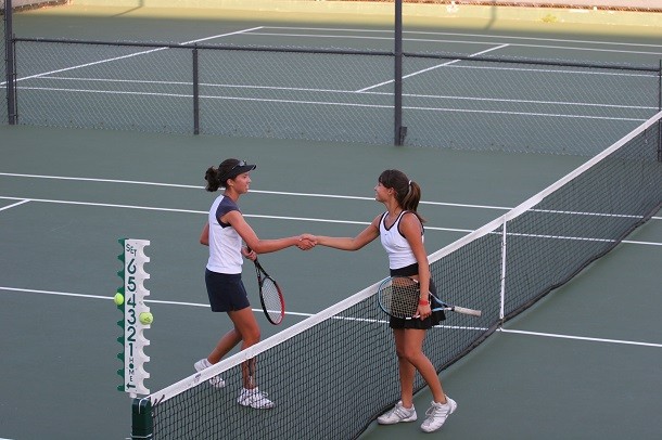 Tennis_shake_hands_after_match