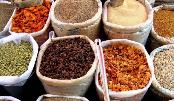 Spices_in_an_Indian_market