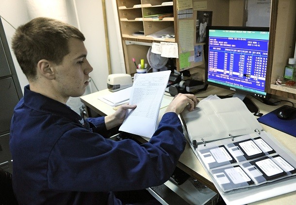 US_Navy_110129-N-7676W-152_Culinary_Specialist_3rd_Class_John_Smith_uses_the_existing_DOS-based_food_service_management_system_aboard_the_aircraft