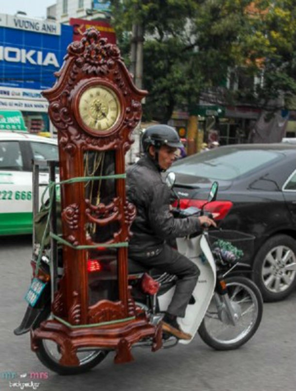 Grandfather_Clock_on_a_Motorbike_in_Vietnam