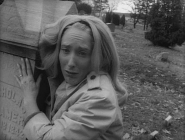judith_odea_clutching_grave_in_night_of_the_living_dead_bw