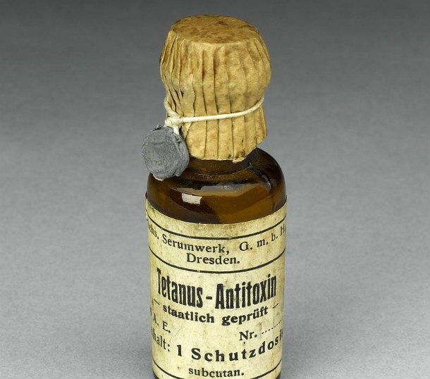 bottle_of_tetanus_antitoxin_germany