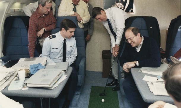 photograph_of_president_reagan_putting_a_golf_ball_around_air_force_one_