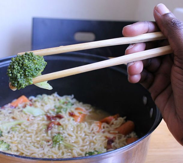 Chopsticks_with_broccoli