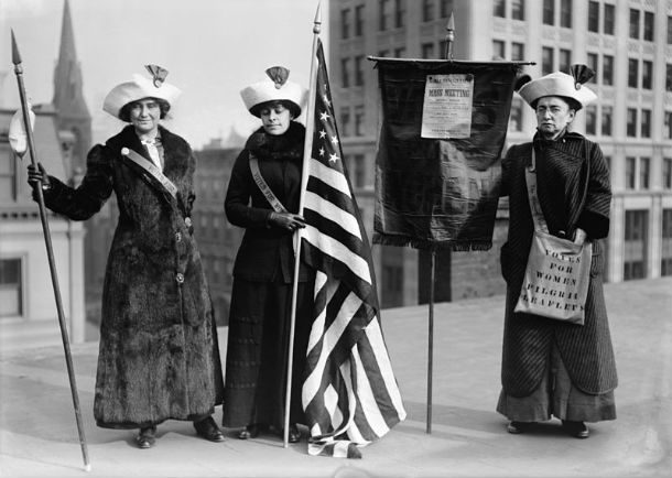 Suffragettes_with_flag