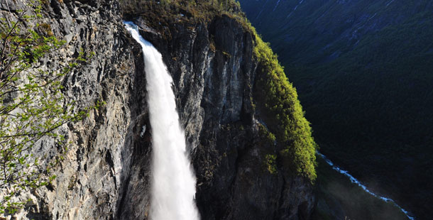 A waterfall falling from a cliff