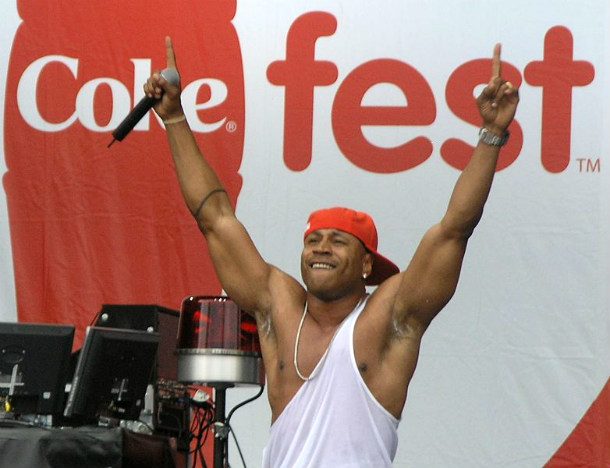 -LL_Cool_J_with_arms_raised_at_2007_MyCoke_Fest_in_Atlanta