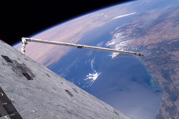 Discovery's_underside_floats_over_the_Earth_in_this_first-of-its-kind_view-1
