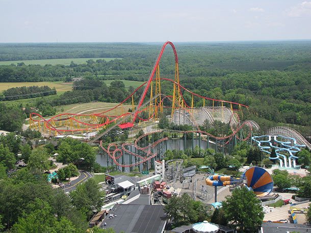 Intimidator_305_ride_as_seen_from_Eiffel_Tower