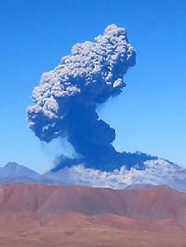 Lascar_eruption_2006b_-_cropped