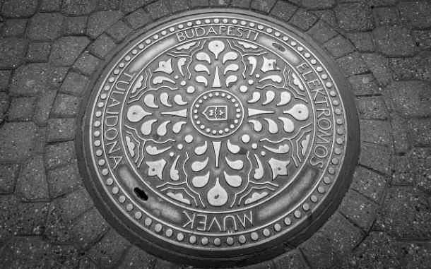 Manhole_cover_in_Budapest