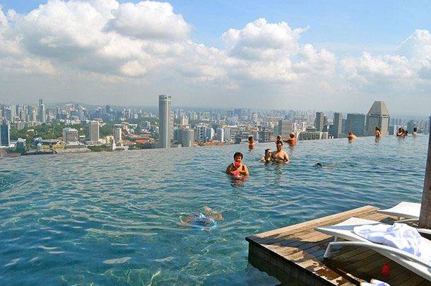 SkyPark_Infinity_Pool_(view_from_deckchair)