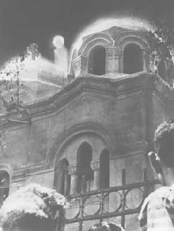 The_Virgin_Mary_as_she_appeared_in_Zeitoun,_Cairo_in_1968