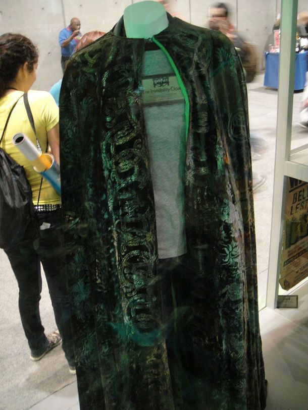 Comic-Con_2010_-_WB_booth_-_Harry_Potter_-_Invisibility_Cloak_(4859614758)