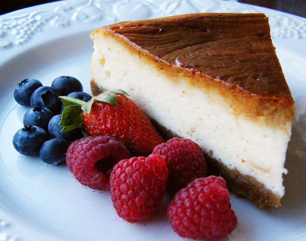 Baked_cheesecake_with_raspberries_and_blueberries