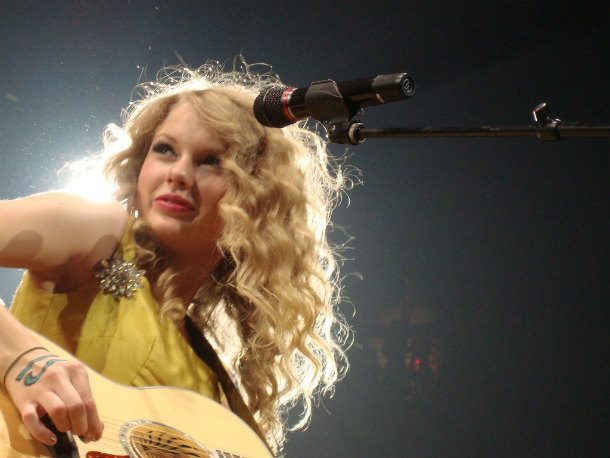 Taylor_Swift_Fearless_Tour_03