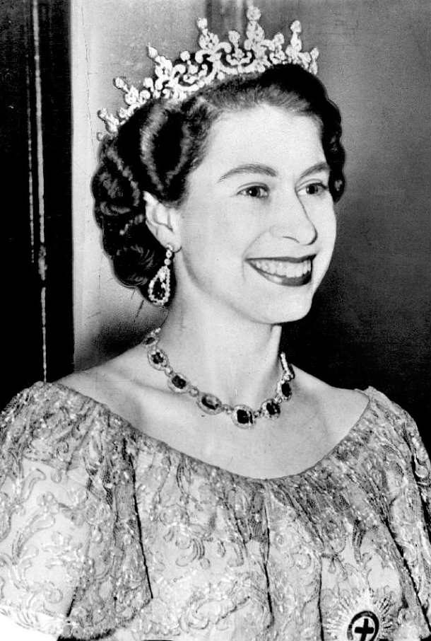 Queen_Elizabeth_II_-_1953-Dress