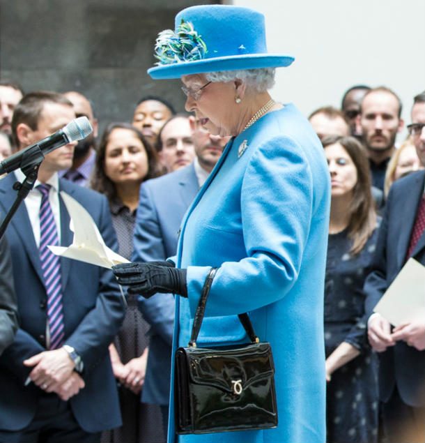 Queen_Elizabeth_II_handbag