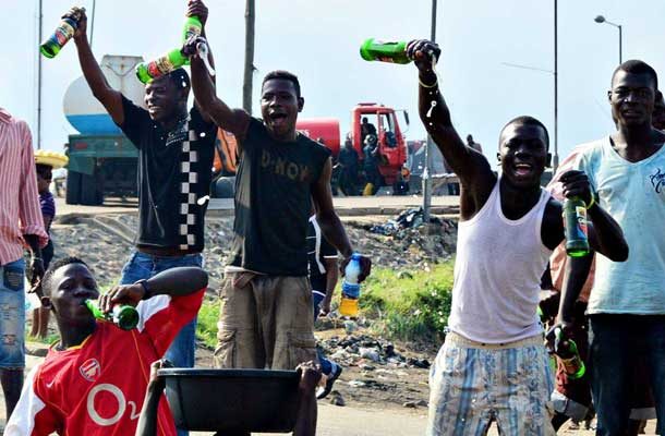 6 Youths with bottles drinking in front of the highway