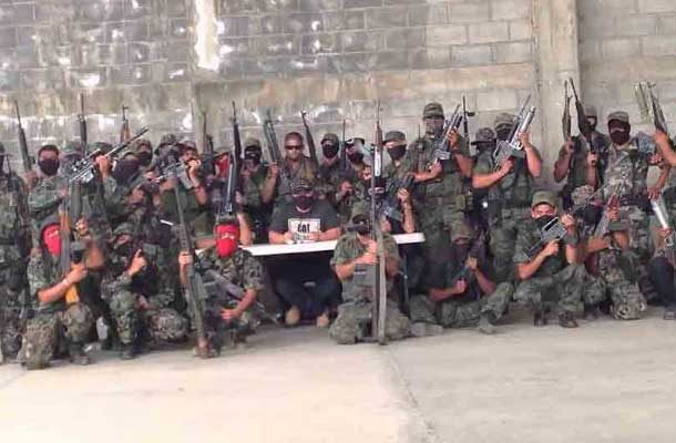 Zetas members in cameo with rifles